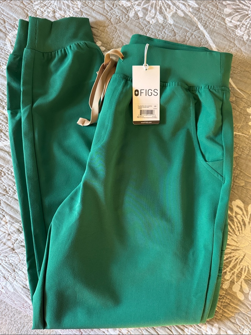 FIGS Women’s Emerald Green Joggers with Drawstring